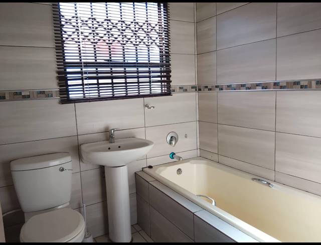 2 BEDROOM HOUSE FOR SALE IN VANDERBIJLPARK CE 4